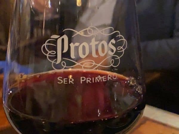 Glas rode wijn Protos