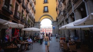 Weetjes Straat met terrassen Spanje